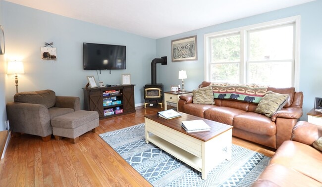 Photo - FURNISHED 3 Bed Winter Seasonal Great Location! Available 11/1/26 - $2395/mo