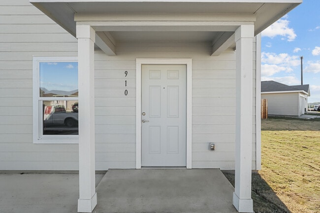 Photo - 910 Stricker Path