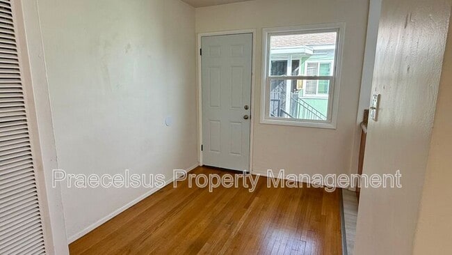 Photo - 317 E 5th St