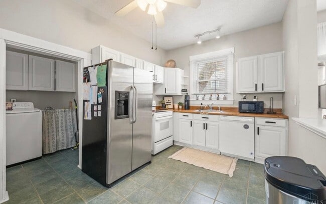 Photo - Cute bungalow house. | Available April | 6 month Lease