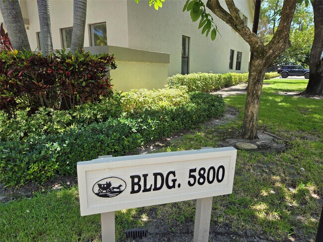 Photo - 5800 Coach House Cir Unit D