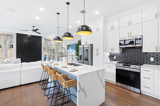 Photo - 7033 Avenue L