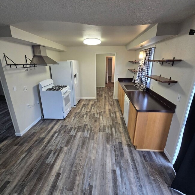 Photo - 1320 Summers Ln