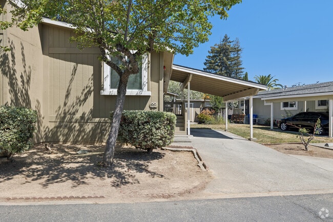 2BR, 2BA - 1140SF - Exterior
