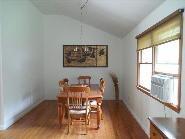 Photo - 24 E Point Ln House