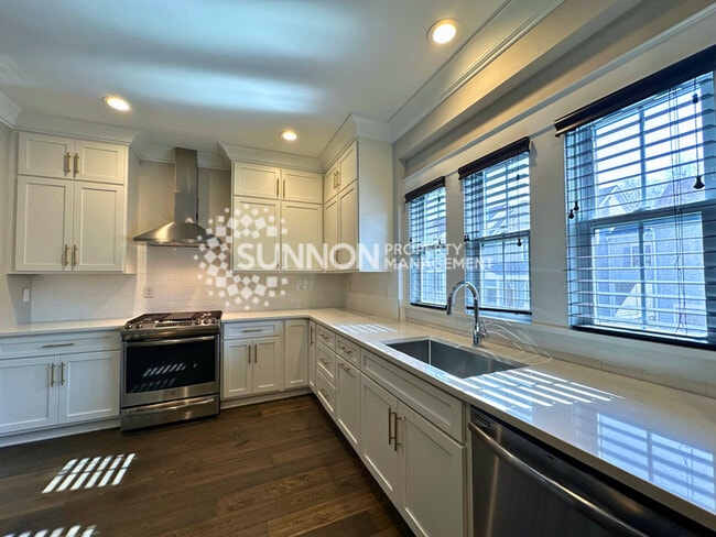 Building Photo - Modern 3-Story Townhome in the Heart of Plaza-Midwood - Walk to Everyt