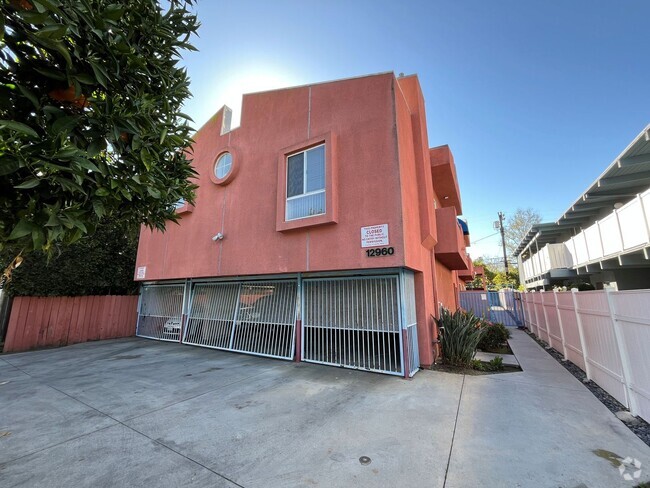 Building Photo - Pet Friendly, 3+2 w/balcony, parking + all... Rental