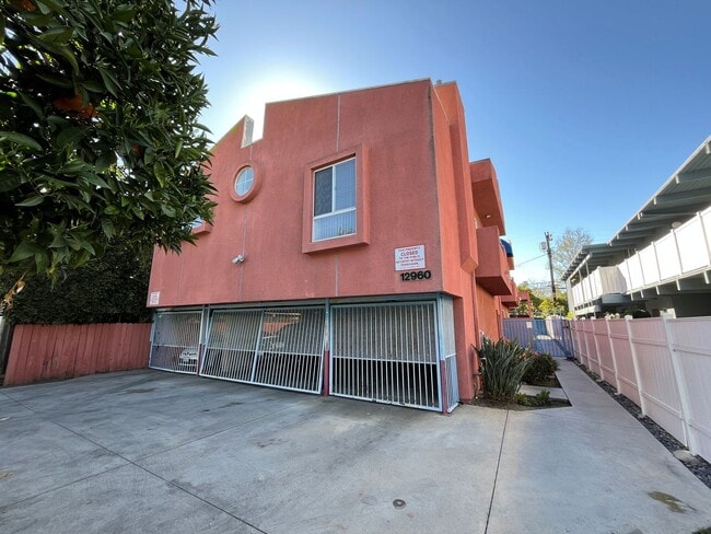 Building Photo - Pet Friendly, 3+2 w/balcony, parking + in-... Rental