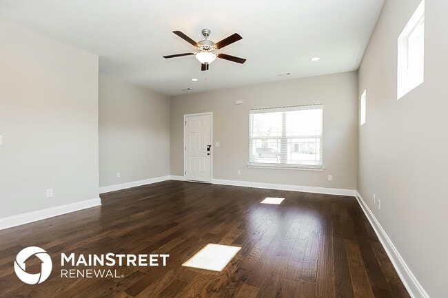 Photo - 608 Oakvale Ln