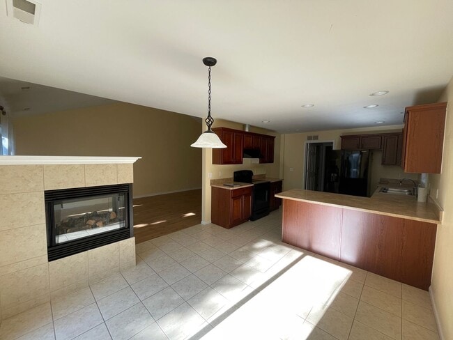 Building Photo - Beautiful 2 bed 2 bath upper Utica 1710 sq... Rental