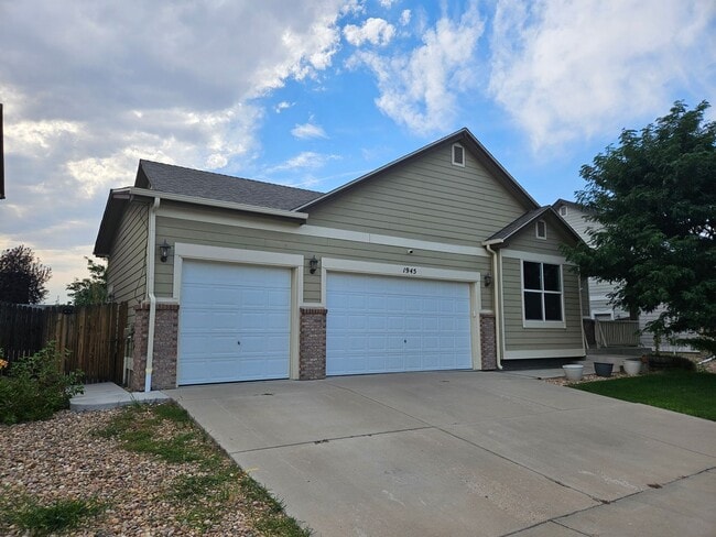 Building Photo - 4 Bed 3 Bath Home in Strasburg with a 3 Ca...