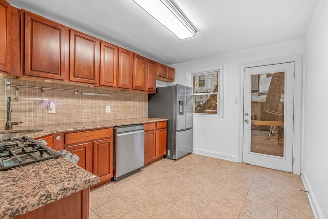 Photo - 1922 Montrose St