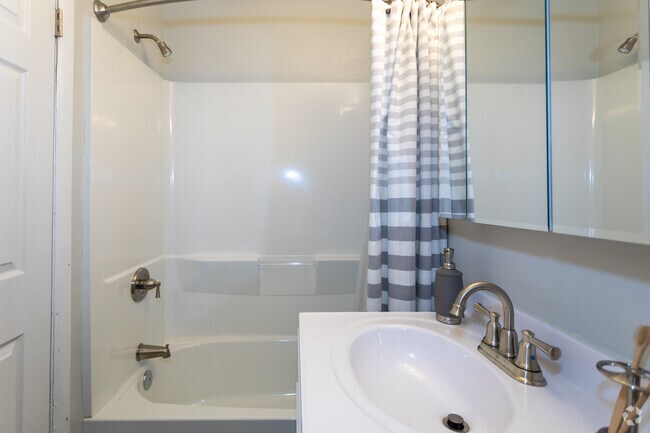 2BR, 1BA - 825SF - Bathroom