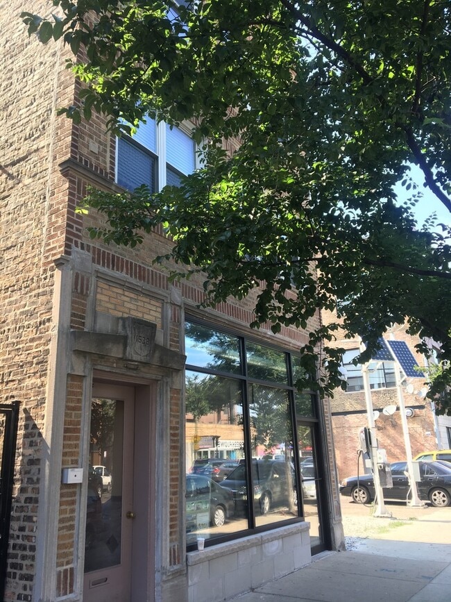 Building Photo - 1538 N Western Ave Unit 2