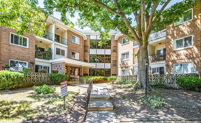 Building Photo - 124 Biruta St Unit A5