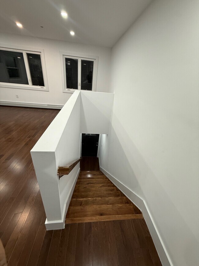 Photo - 5-31 B 72 St