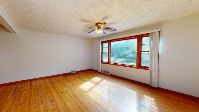 Building Photo - 3239 Silsby Rd Unit 4