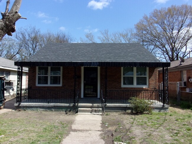 Building Photo - 1594 Oakwood St