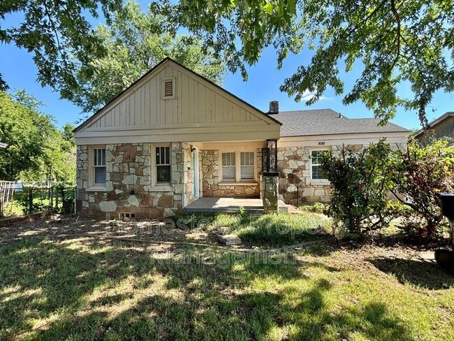 Building Photo - 1436 NE 8th St