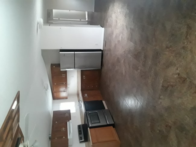 Photo - 503 Uhland Rd