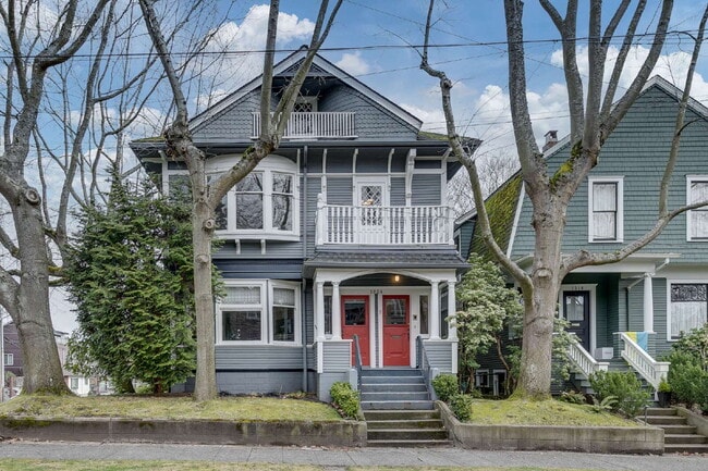 Building Photo - Rare & Charming Upper Queen Anne Home Available July! Unit B