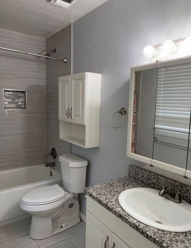 Photo - 1520 E 2nd St