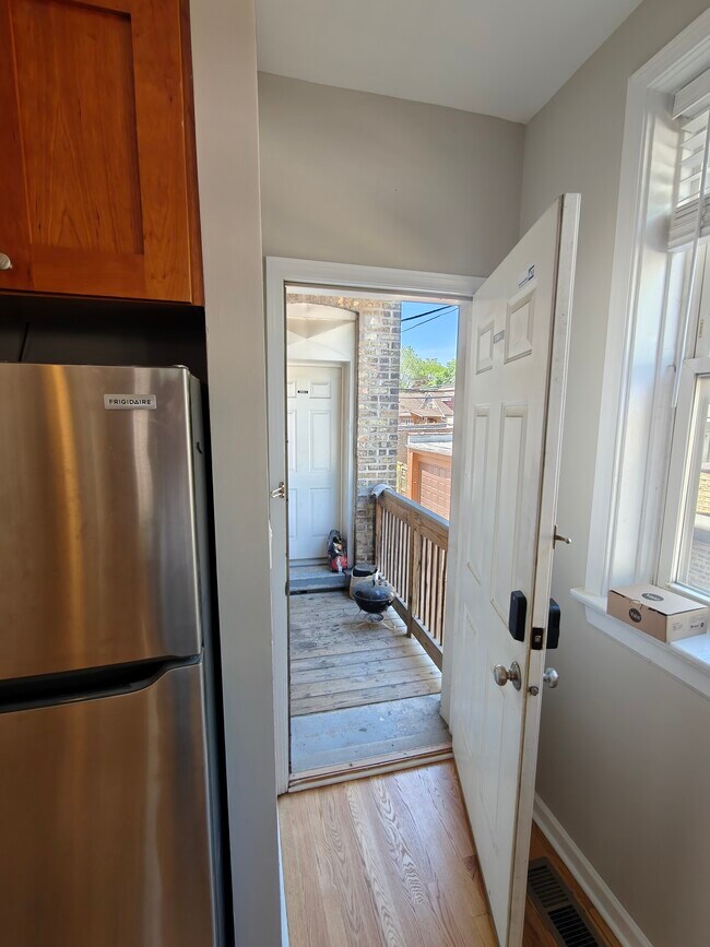 Photo - 4946 N Ridgeway Ave Unit 2