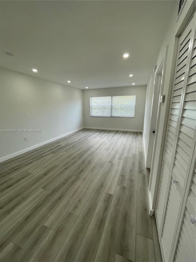 Building Photo - 365 NE 125th St Unit 409