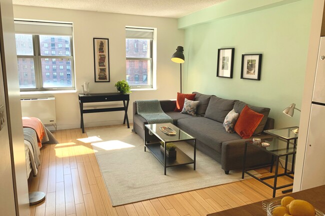 Building Photo - 516 W 47th St Rental
