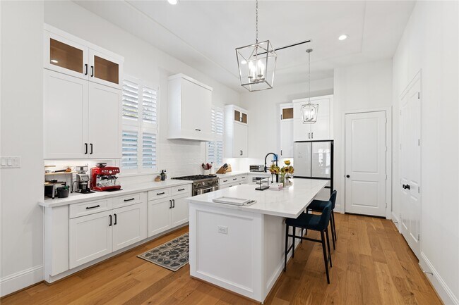 Photo - 531 W 27th St