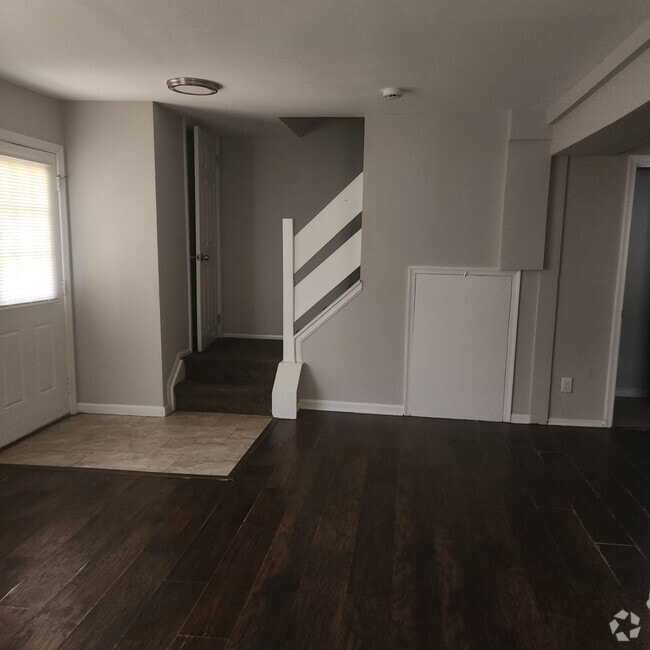 Building Photo - Spacious 3 bedroom house in Lehigh Manor