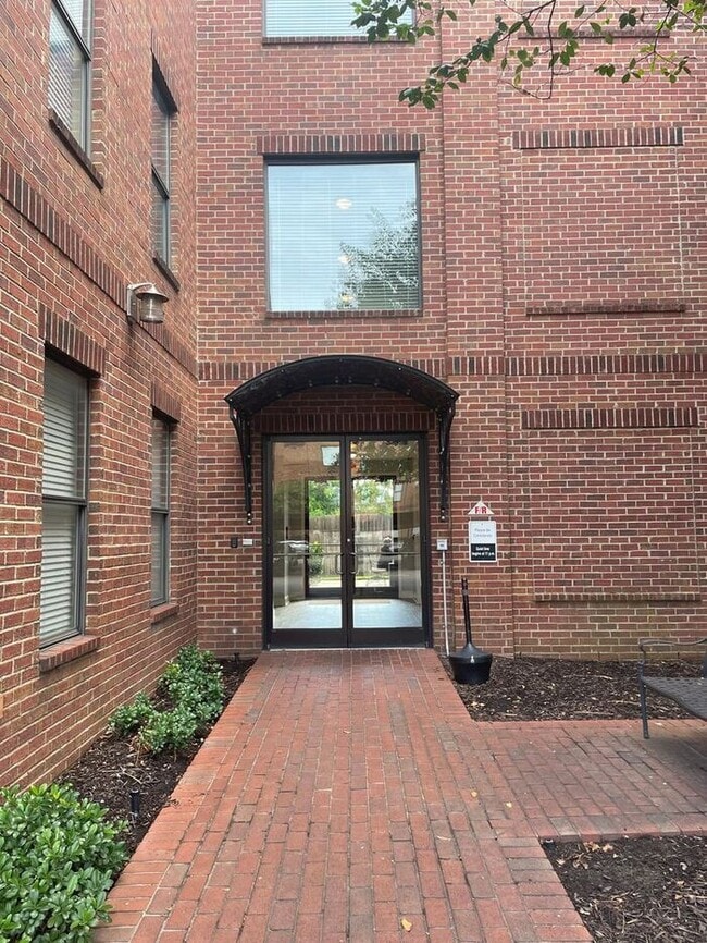 Photo - Studio w/ In-Unit Laundry near Tom Lee Park