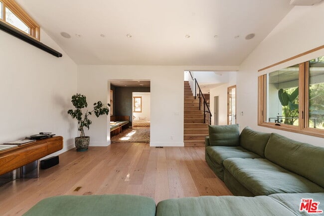1149 Old Topanga Canyon Rd