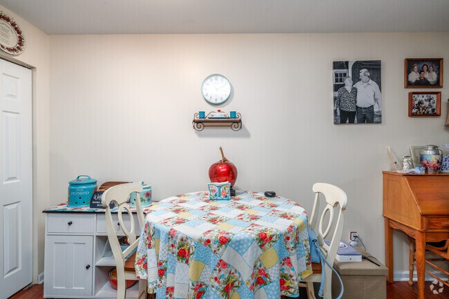 1BR, 1BA - 500SF - Dining Area