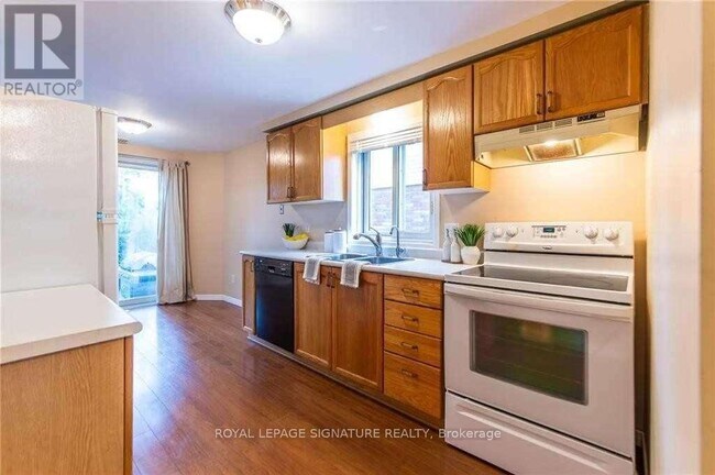 Photo - 426 Downsview Pl