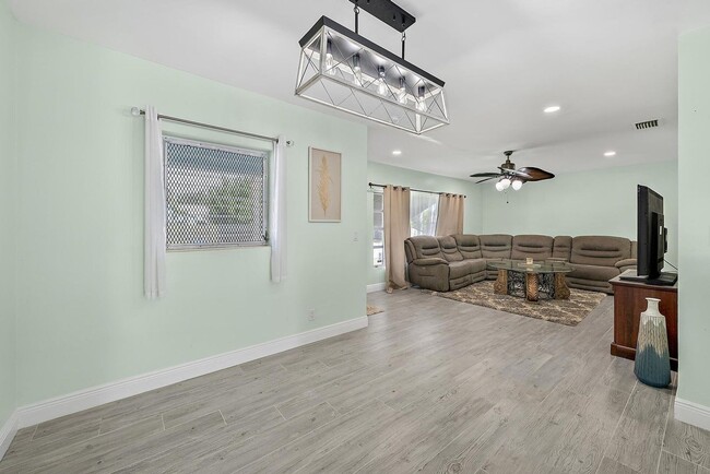 Photo - 135 E 28th St