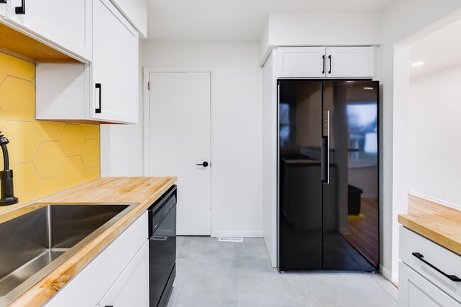 Photo - 1142 Meadowbrook Ave SE