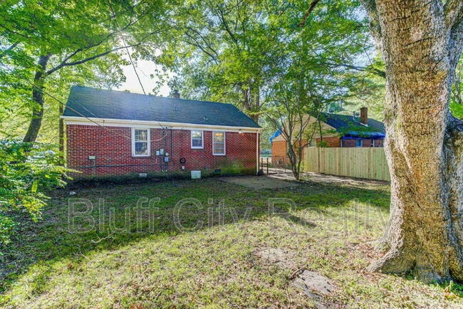 Building Photo - 1071 Robin Hood Ln Rental