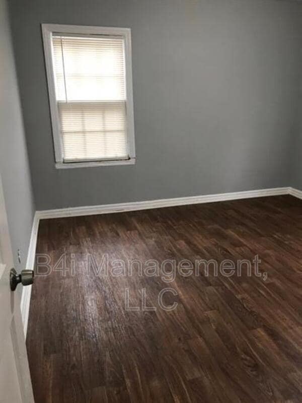 Photo - 4692 Beecher St