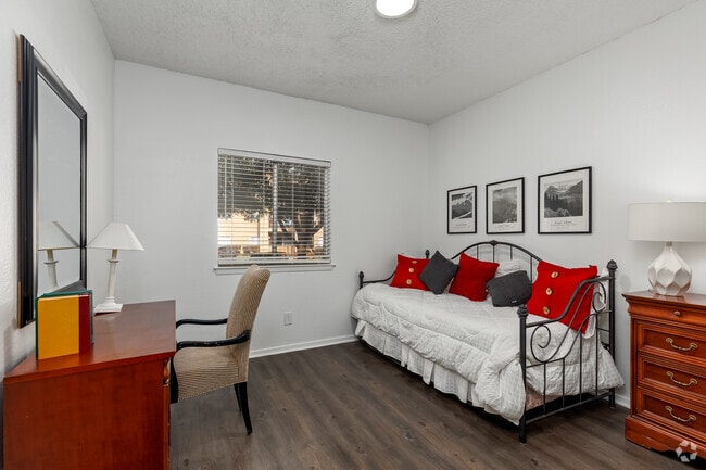 2BR, 2BA - 810SF | B1