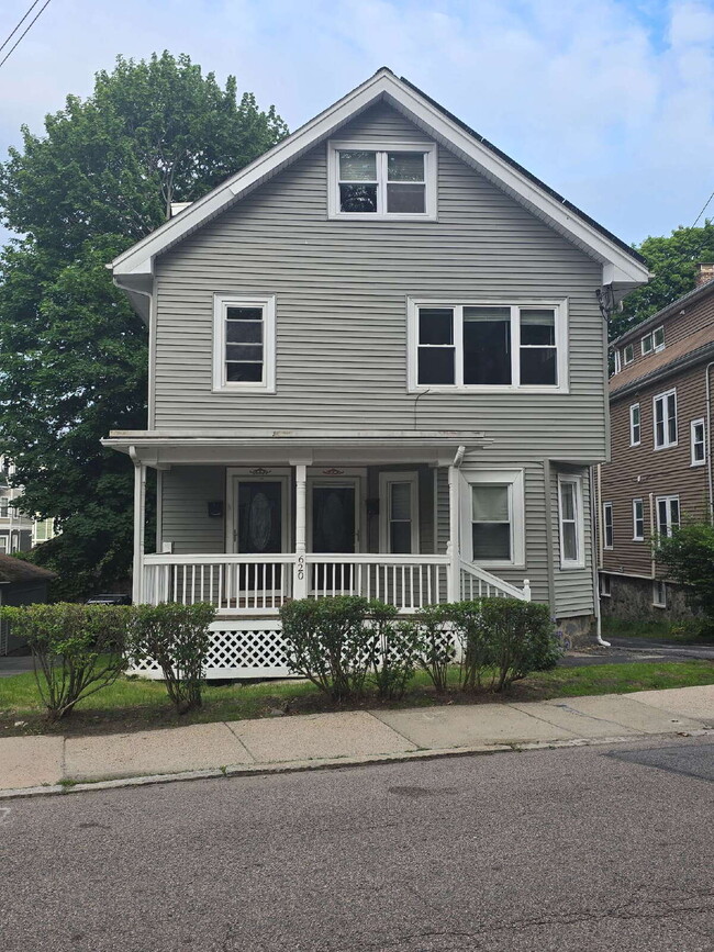 Building Photo - "Charming 2-Bedroom First-Floor Gem with Electric, Water, Free Laundry, Garage Parking, Landscapi... Unit 1