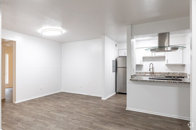 2BR, 2BA - 932SF - Living Room