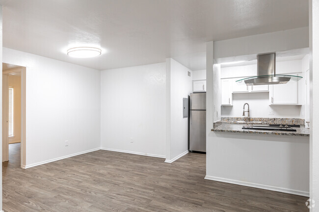 2BR, 2BA - 932SF - Living Room - The Brittany Apartments