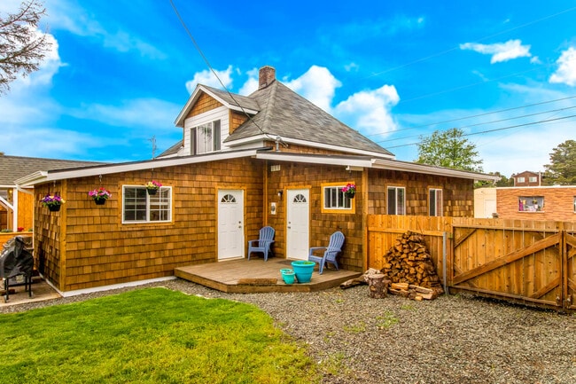 Porch and entry - 910 N. Pacific Hwy Unit 2