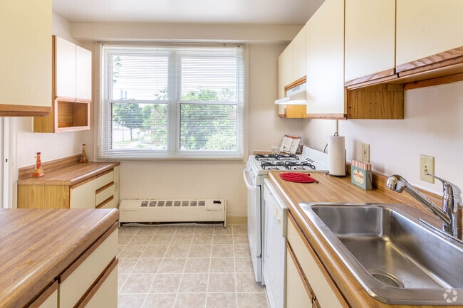 1 BR, 1 BA - 750 SF - Fountain Place Apartments