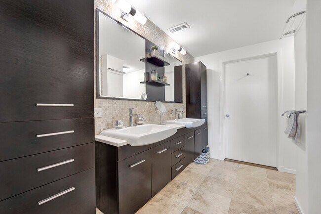 Photo - 360 W Illinois St Unidad 7E