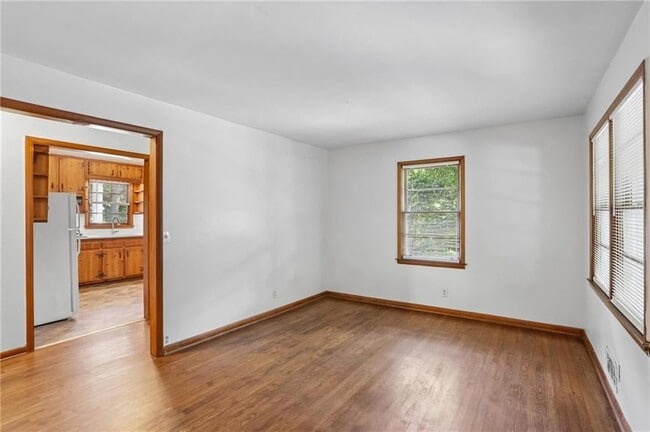 Photo - 282 Elmira Pl NE