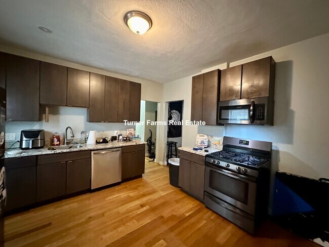 Building Photo - 109 Pleasant St Unit 1 Rental