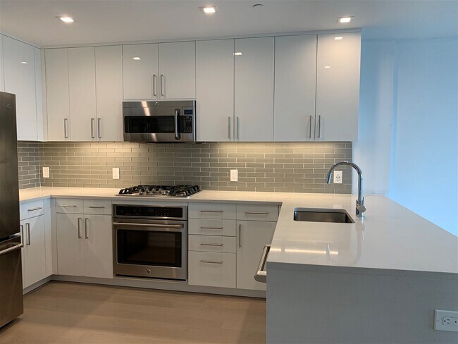 Photo - 3 Martha Washington Way Apt #100-1, Fort L... Unidad 1001