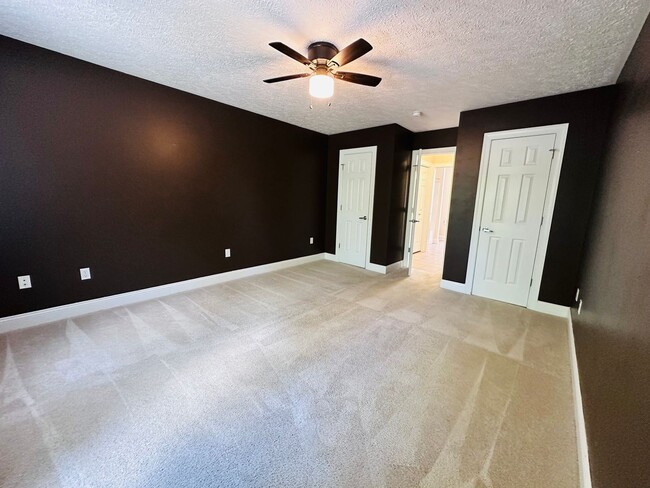 Photo - 3 Bedroom 2.5 Half Bath Townhouse with 2 Car Garage